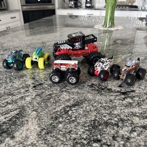 HOT WHEELS 1/24 "BONESHAKER" BLACK/RED MONSTER JAM DIECAST Plus 5 Smaller Trucks